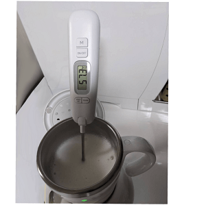 UCCミルクフォーマーで泡立てミルクの中に温度計が入れてある