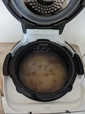 クックの炊飯器に発芽酵素玄米をセットして、炊く準備をしてある状態