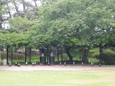 松の参道付近のウサギの石像