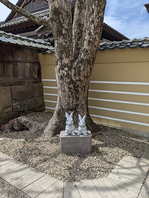 千家國造家永職館前のウサギの石像