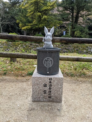 日本酒発祥の地出雲のウサギの石像