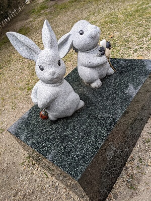 入口付近のウサギの石像