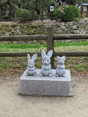 松の参道入口の中の鳥居付近のウサギの石像