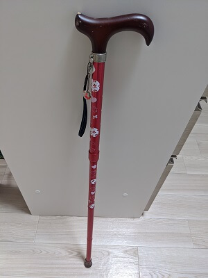 ハローキティの赤い折りたたみ杖