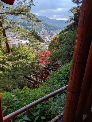 太鼓谷稲成神社の鳥居のトンネルから見える景色